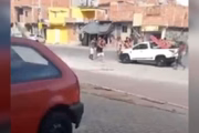 Pessoas se reuniram para socorrer os baleados