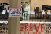 Protesto faz parte de greve estudantil realizada desde o dia 7 de março.