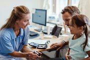 A diabetes pode ser dividida em três principais tipos. A tipo 1, em que o pâncreas para de produzir insulina, é a tipagem menos comum e surge desde o nascimento. Os portadores do tipo 1 necessitam de injeções diárias de insulina para manter a glicose no sangue em valores normais