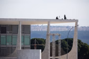 Atiradores de elite das Forças Armadas no teto do Palácio do Planalto ensaiam para a posse de Jair Bolsonaro