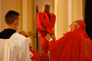 Ritual em que a cruz é coberta por tecido, em celebração na Semana Santa