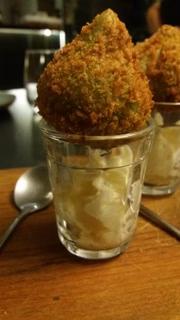 Coxinhas de cordeiro com chantili de wasabi tem boa proposta, mas derrapa na execução