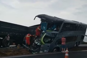 Ônibus com turistas ficou bastante destruído na BR-153 em Minas Gerais