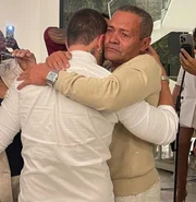 Carlinhos Maia abraça o pai, seu Virgílio