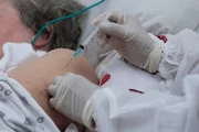 Idosa é vacinada em Goiás
