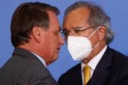 Jair Bolsonaro com Paulo Guedes, em cerimônia no Planalto