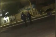 O rapaz agredido chega a cair por causa dos golpes