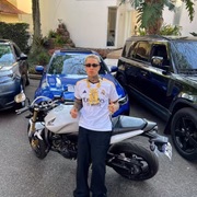 MC Daniel em frente à coleção de veículos de luxo