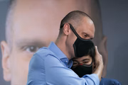Bruno Covas abraça filho durante campanha política
