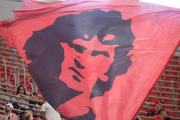 Parte do estádio Mané Garrinha está colorido de vermelho e preto
