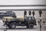 Militares ucranianos patrulham durante um toque de recolher. Forças russas continuam avançando no terceiro dia em Kiev, Ucrânia, em 27 de fevereiro de 2022