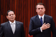 Mourão e Bolsonaro durante o Hino Nacional: presidente eleito ficou emocionado