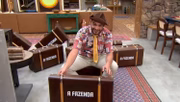 O humorista vai mostra a sede do reality rural no Domingo Record