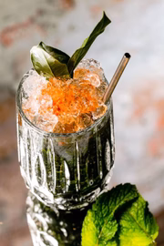 Mar Negro - rum Havana envelhecido 3 anos, infusionado com carvão ativado; xarope de louro artesanal, suco de limão, hortelã fresca; água com gás; finalizado com folhas frescas de louro e bitter de páprica - R$ 28