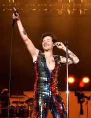 O icônico macacão de discos holográficos foi destaque de sua apresentação no Coachella de 2022 