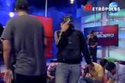 Criminosos fazem sinais das facções da qual pertencem