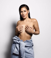 A cantora costuma postar fotos sensuais 