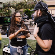 A diretora Ava DuVernay comanda o set de Uma Dobra no Tempo: primeira mulher negra a dirigir um <i>blockbuster</i> de ficção científica