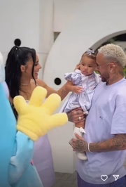 Neymar e Bruna Biancardi posam brincando com a filha, Mavie