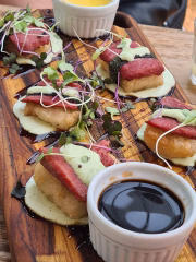 Niguiri Passion (R$ 32), com base de arroz de sushi tostado, fatias de carne bovina, aioli de raiz forte, redução de balsâmico e um crocante de arroz. A montagem pode ser regada com manteiga de garrafa e shoyu