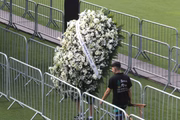 Governos, federações e clubes de diferentes países enviaram coroas de flores em homenagem ao Rei do Futebol