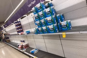 No início da pandemia, rolos de papel higiênico chegaram a faltar em vários supermercados do mundo
