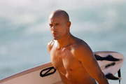 Conhecido por suas declarações polêmicas em relação à pandemia, o onze vezes campeão mundial de surf, Kelly Slater, saiu em defesa do também antivacina Novak Djokovic. Em suas redes sociais, o surfista atacou os australianos e mencionou “lavagem cerebral por seus senhores estaduais” para se referir a quem tomou a vacina