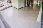 Ele colocou um tipo de pano sobre o objeto para arrastá-lo