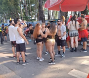 Foliões do Agrada Gregos curtem bloco com roupas menores em meio ao calor