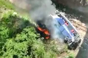 Imagens mostram ônibus pegando fogo
