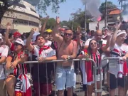 Torcida do São Paulo faz festa no entorno do estádio