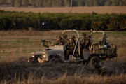 Soldados israelenses dirigem perto da fronteira com a Faixa de Gaza