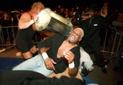<b>Dennis Rodman</b>: dispensado pelo Bulls, Rodman rodou pelo Lakers e pelo Dallas Mavericks, em passagens sem brilho e tumultuosas. Sem espaço na NBA, Dennis se concentrou em sua carreira como ator e na luta-livre. <br><br>Anos depois, ele ainda tentaria um retorno ao basquete, atuando em ligas menores nos EUA, México, Reino Unido e Finlândia