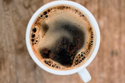 Cafeína é um estimulante que afeta o funcionamento do sistema digestivo e tem impactos também na urina