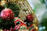 Ela dá bastante destaque ao vermelho e ao dourado