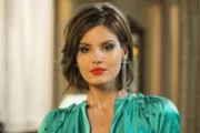 Camila Queiroz surge de tempos em tempos com novos visuais para os papéis na televisão