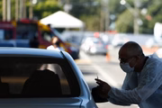 Vacinação em Goiânia funciona também no modelo drive-thru