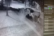 Depois, vai atrás do homem e o leva de volta para perto do veículo