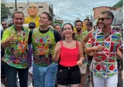 Davi Alcolumbre e Waldez Goes pulam carnaval juntos em Macapá. Os dois usam os abadás do bloco "A Banda"