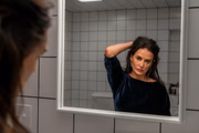 Personagem de Demi Moore passa a buscar um brilho que não é suficiente em si