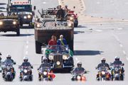 Lula e Janja chegam ao desfile em carro aberto na Esplanada dos Ministérios, em Brasília