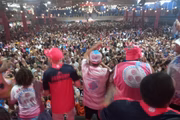 Integrantes da Rosas de Ouro comemoram o título do Carnaval 2025 na quadra da escola, na Brasilândia, zona norte de SP
