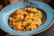 Tem gente que prefere o arroz mais mole, mas o certo mesmo é quando ele está ainda firme. Se sentir que esfarelou na boca, está cozido de menos