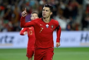 Cristiano Ronaldo começou a jogar futebol ainda criança no Clube Futebol Andorinha de Santo António. Talentoso, assinou contrato com o Clube Desportivo Nacional, em 1995, onde atuava na categoria de base. Tempos depois, migrou para o Sporting Clube de Portugal