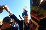 Bolsonaro desce a rampa do Palácio do Planalto e cumprimenta indígenas ligados ao agronegócio
