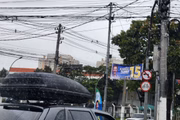 Faixa e wind banner com propaganda irregular em outro ponto da zona sul da cidade