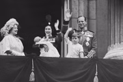 Na famosa sacada do Palácio de Buckingham, a soberana apresentou todos os sucessores ao trono. Na imagem, apresenta o caçula, o príncipe Edward