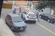 PMs abordaram bandido após atropelar a moto que ele dirigia