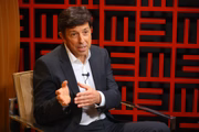 Sobre o reajuste salarial de servidores públicos, João Amoedo afirmou que o governo terá que trabalhar "dentro do orçamento e mostrar que as contas públicas têm que atender as necessidades da população"