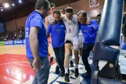 O ala-armador Gui Santos, deixou a quadra amparado após sofrer uma ruptura do tendão patelar
